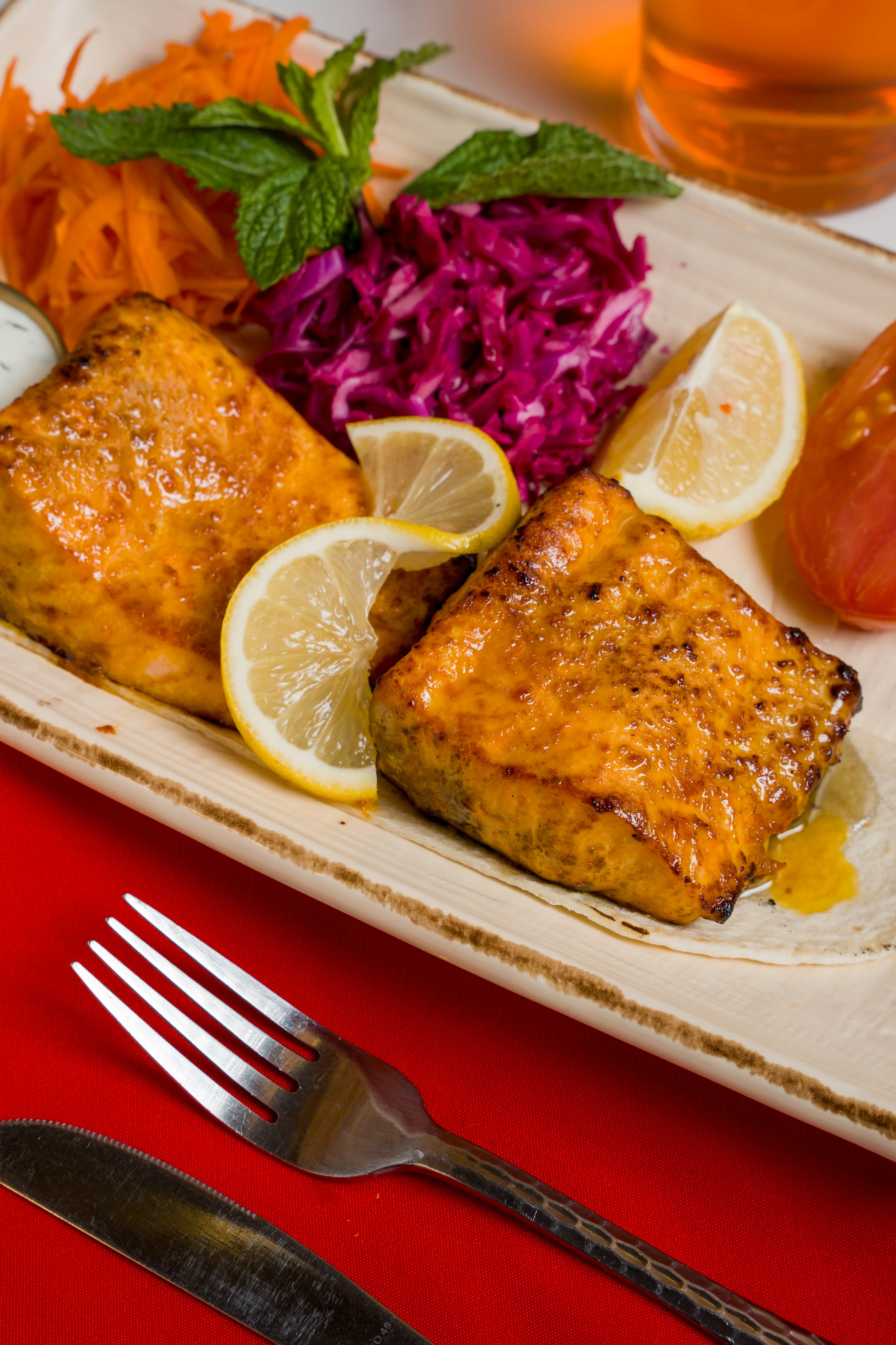 Grilled salmon fillets with lemon
